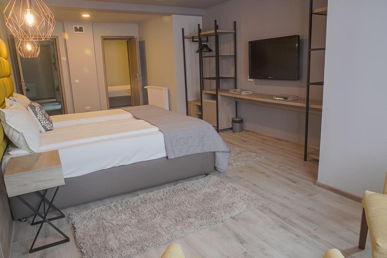 Corvin House Hotel Hunedoara Buitenkant foto