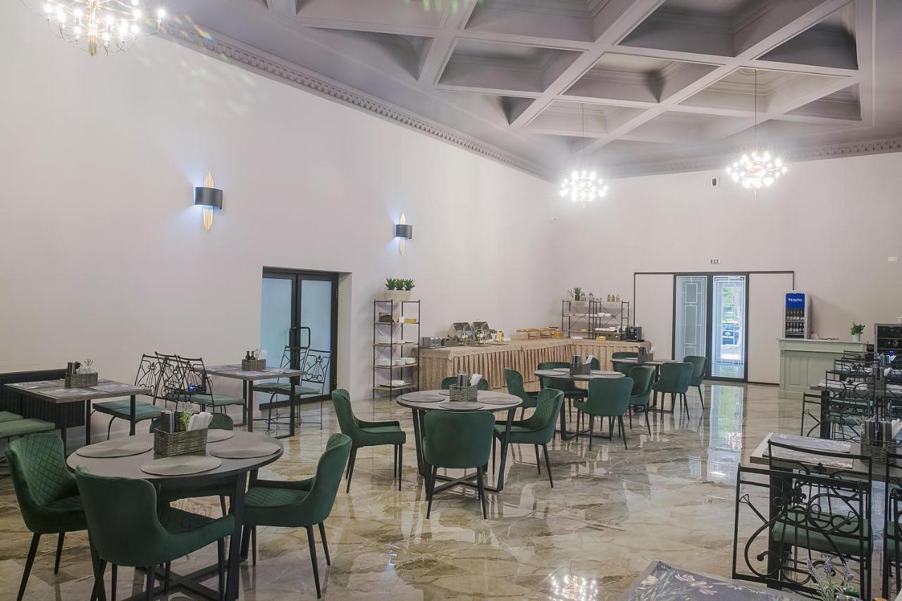 Corvin House Hotel Hunedoara Buitenkant foto