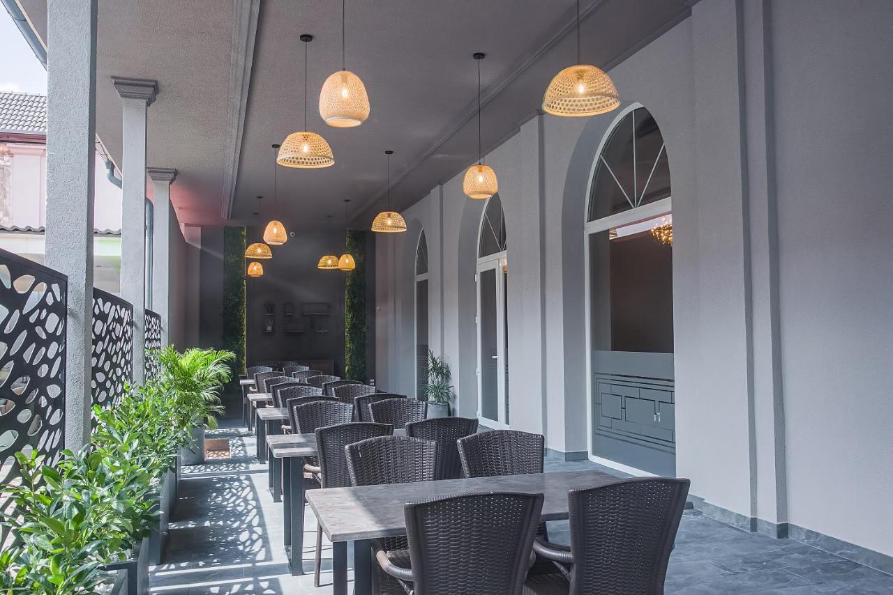 Corvin House Hotel Hunedoara Buitenkant foto
