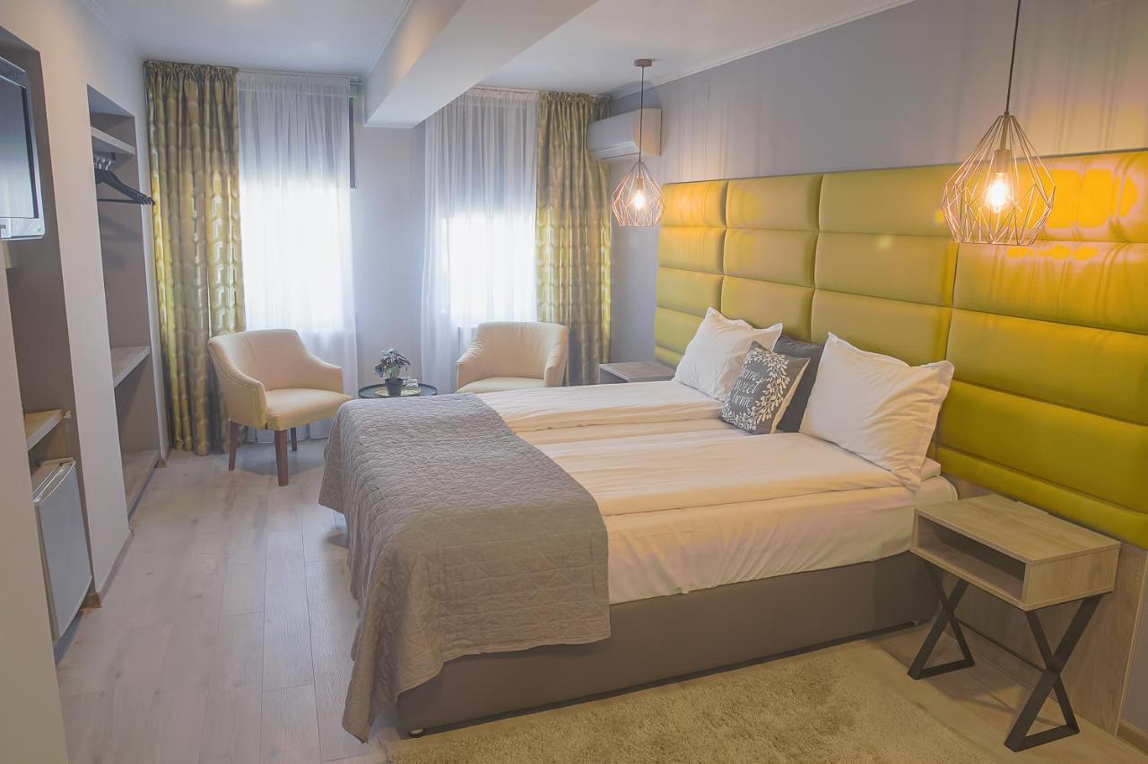 Corvin House Hotel Hunedoara Buitenkant foto