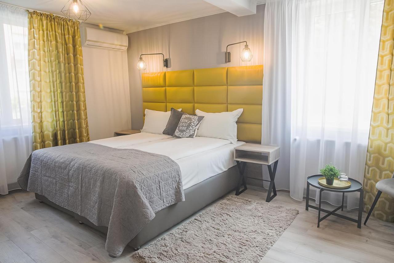 Corvin House Hotel Hunedoara Buitenkant foto