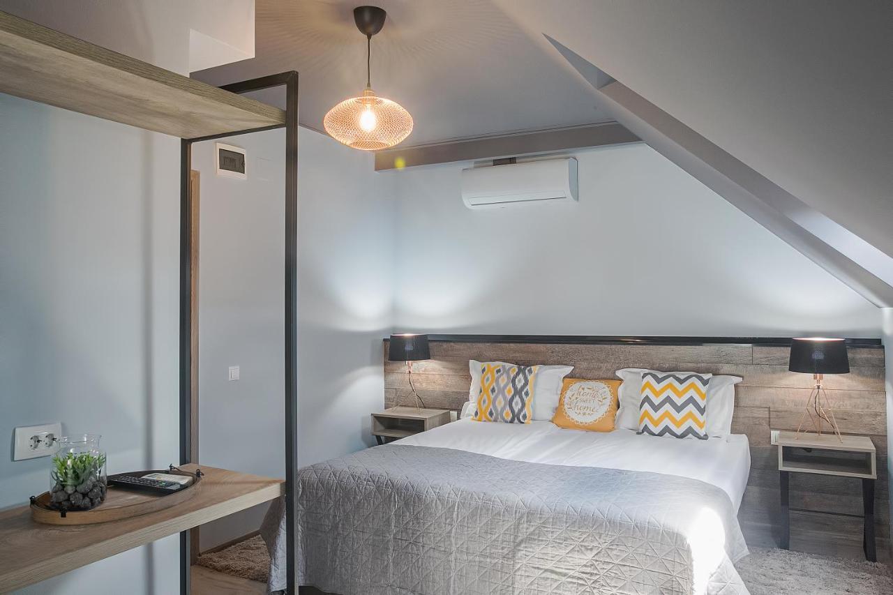 Corvin House Hotel Hunedoara Buitenkant foto