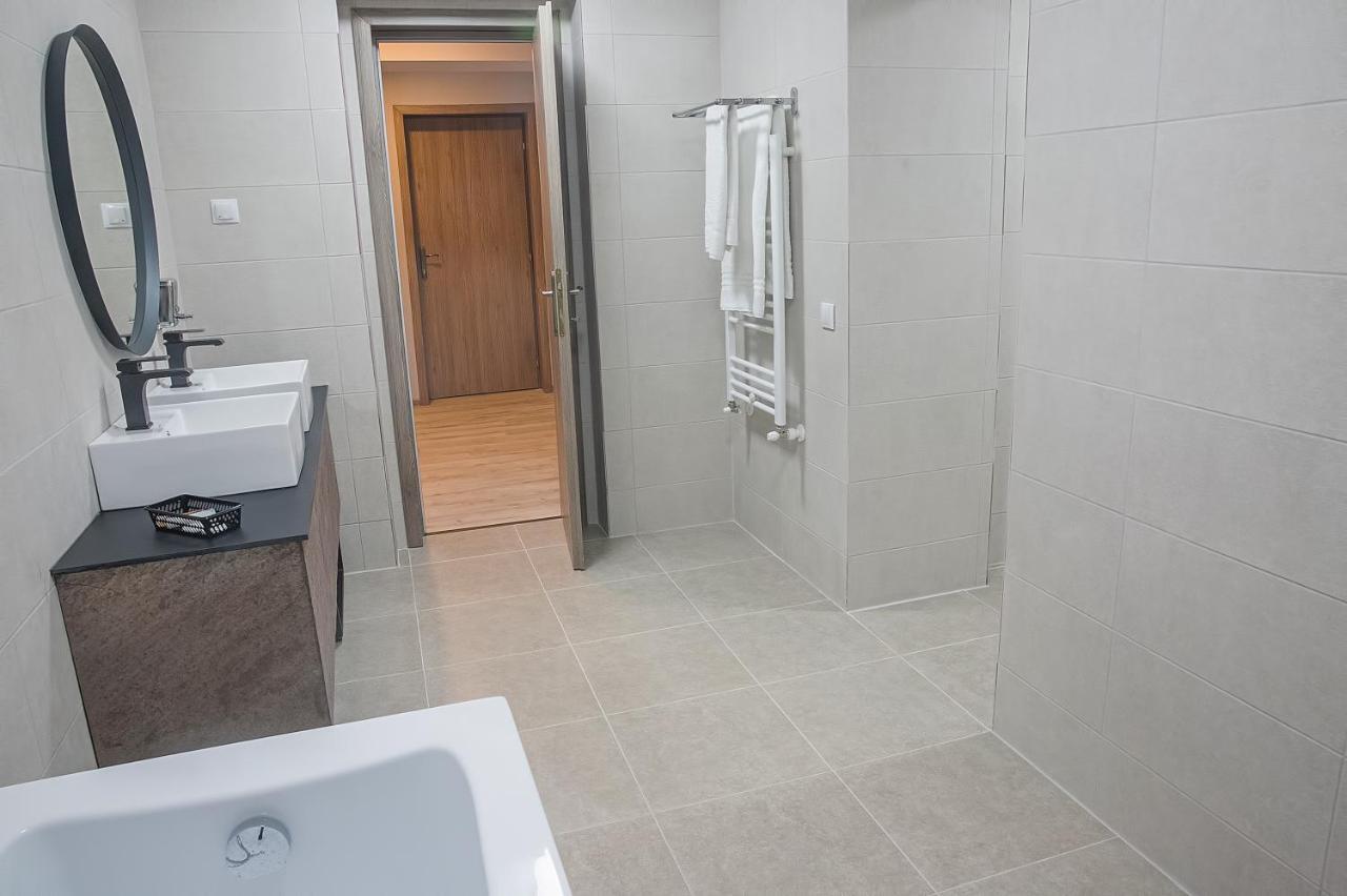 Corvin House Hotel Hunedoara Buitenkant foto