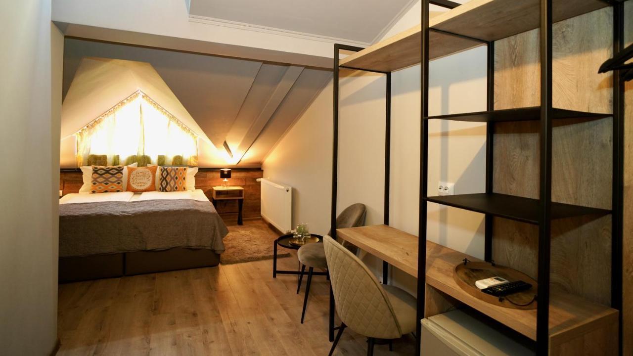 Corvin House Hotel Hunedoara Buitenkant foto